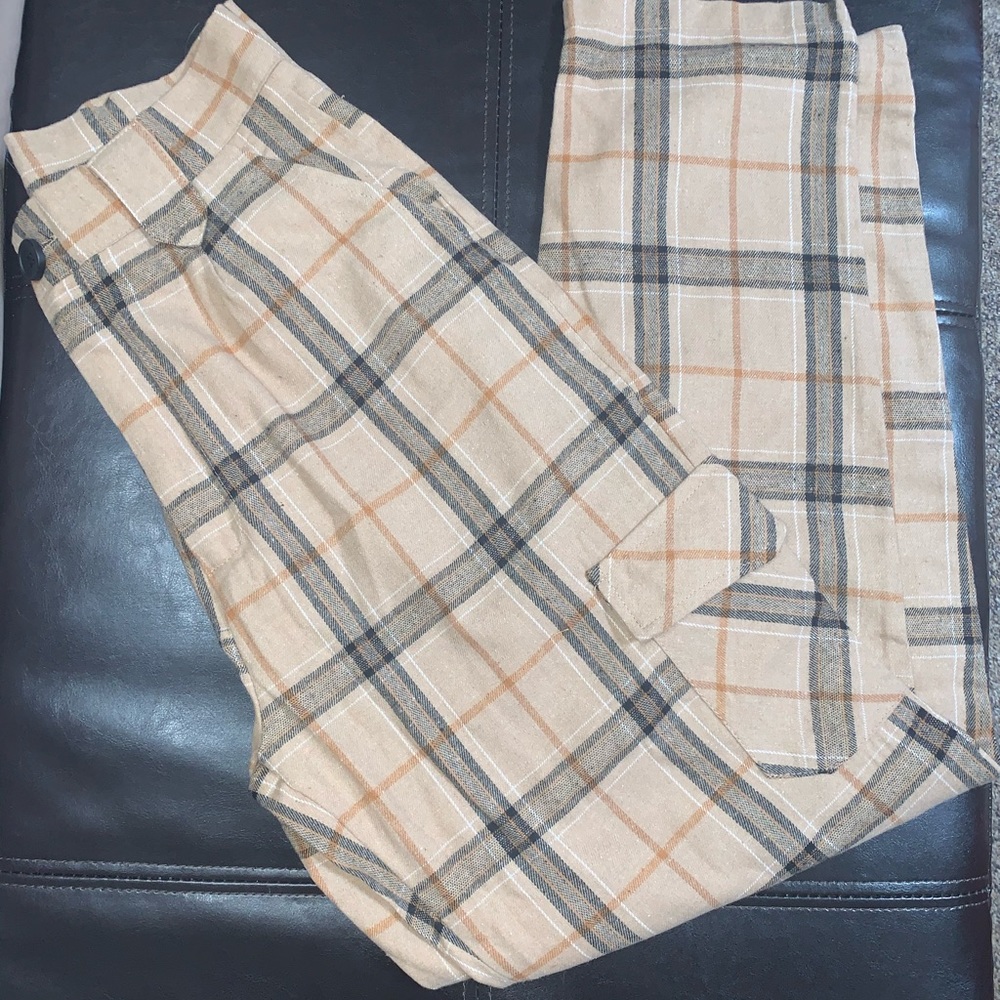 Super cute cargo pants size Medium!